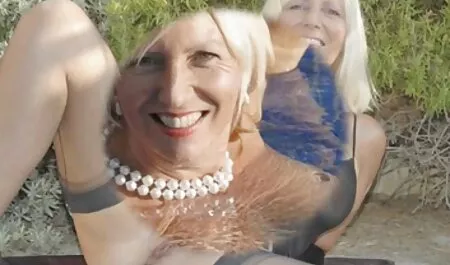 ジューシーなレズビアンorgyによって成熟した女性と若い女の子とストラップ 無料 動画 アダルト イケメン