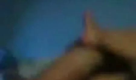 異なる位置にソファの上に男を持つ角質の女の子 イケメン 痴漢 動画