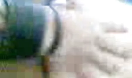 若いブルネットと小さなおっぱい驚きのサイズの陰茎 クンニ 動画 イケメン